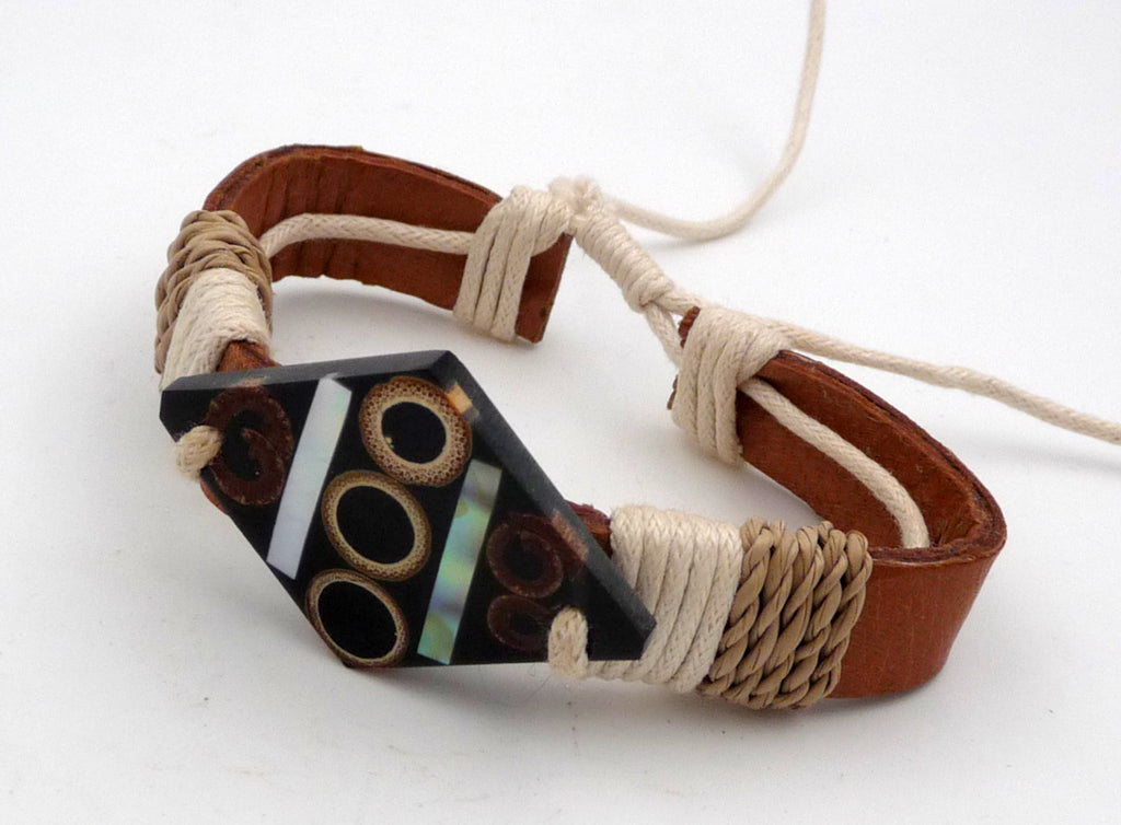 Bracelet réglable en cuir, nacre, cannelle, rotin et bambou