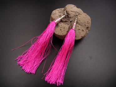 Boucles d'oreilles bohèmes boho chic avec pompons rose fuschia