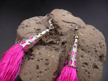 Boucles d'oreilles bohèmes boho chic avec pompons rose fuschia