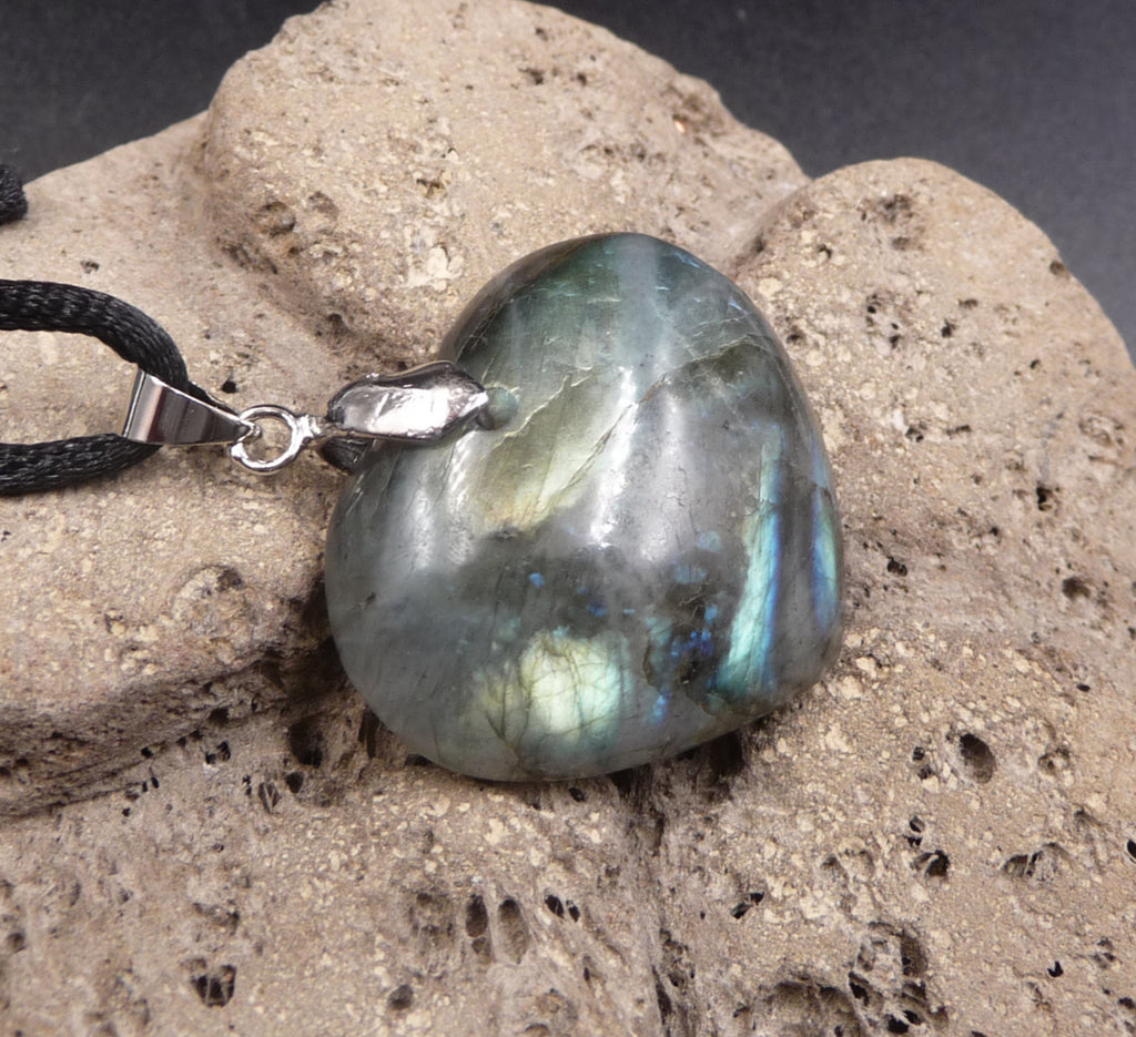Collier avec pendentif coeur en labradorite de Madagascar
