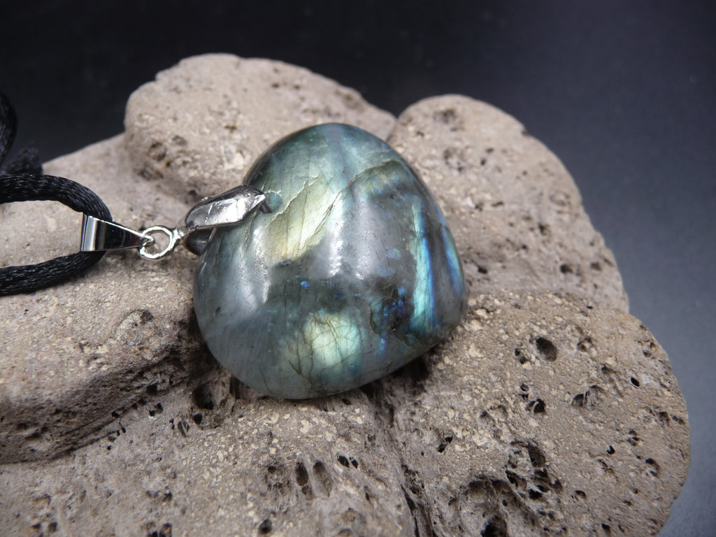 Collier avec pendentif coeur en labradorite de Madagascar