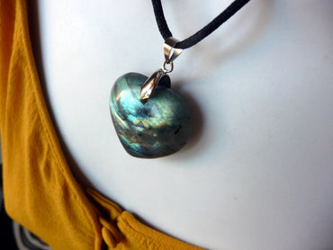 Collier avec pendentif coeur en labradorite de Madagascar