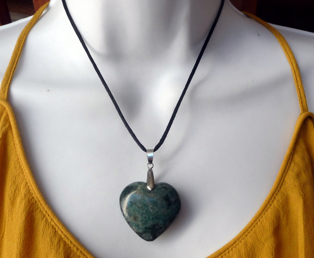 Collier avec pendentif coeur en labradorite de Madagascar