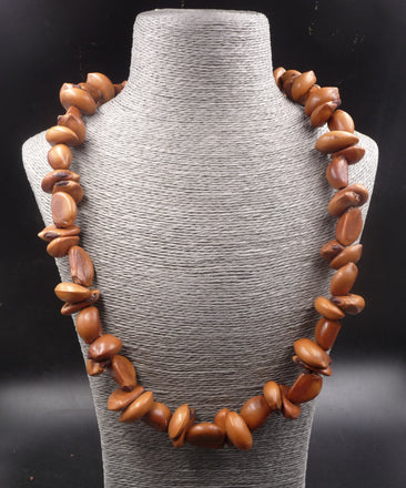 Collier ethnique en graines naturelles de Madagascar