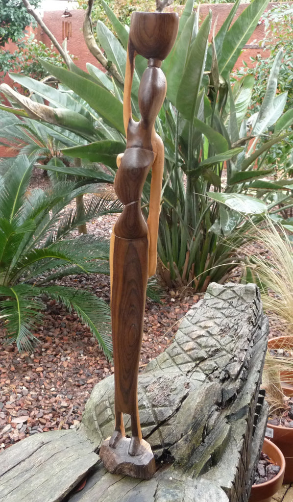 Statue porteuse d'eau en bois de rose deux tons de bois