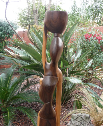 Statue porteuse d'eau en bois de rose deux tons de bois