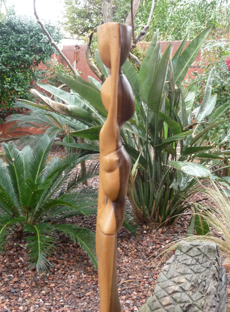 Statue porteuse d'eau en bois de rose deux tons de bois