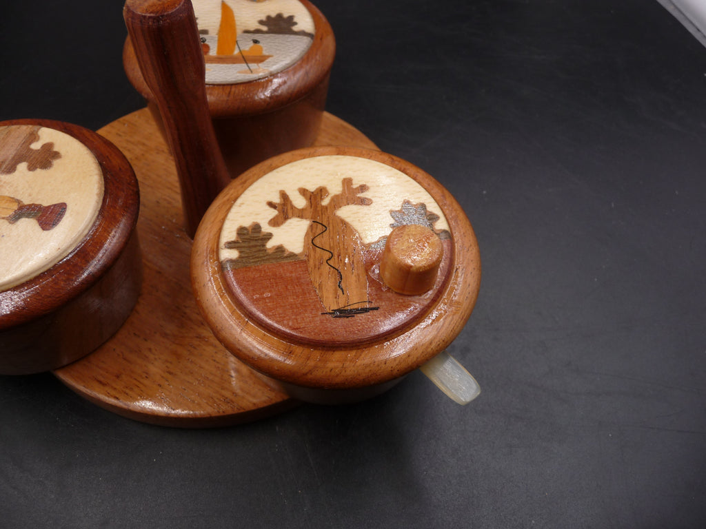 Salière et poivrière en bois sur socle bois marqueterie de Madagascar