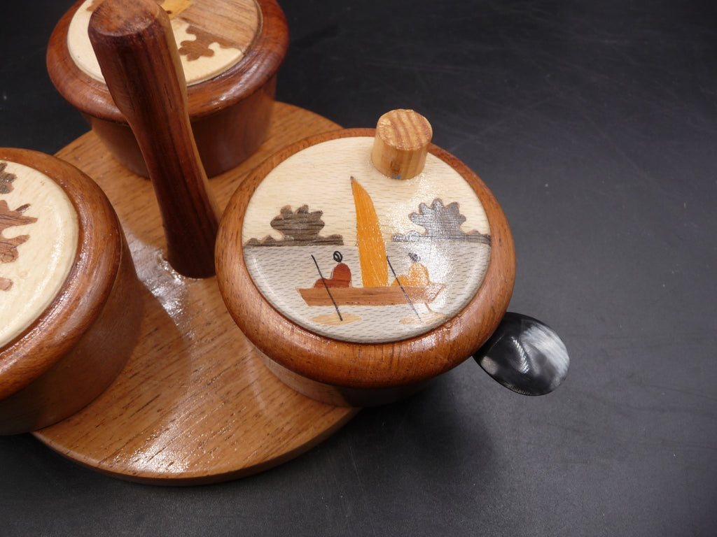 Salière et poivrière en bois sur socle bois marqueterie de Madagascar