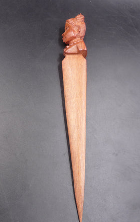Ouvre-lettre coupe papier ethnique femme Africaine en bois sculpté Madagascar