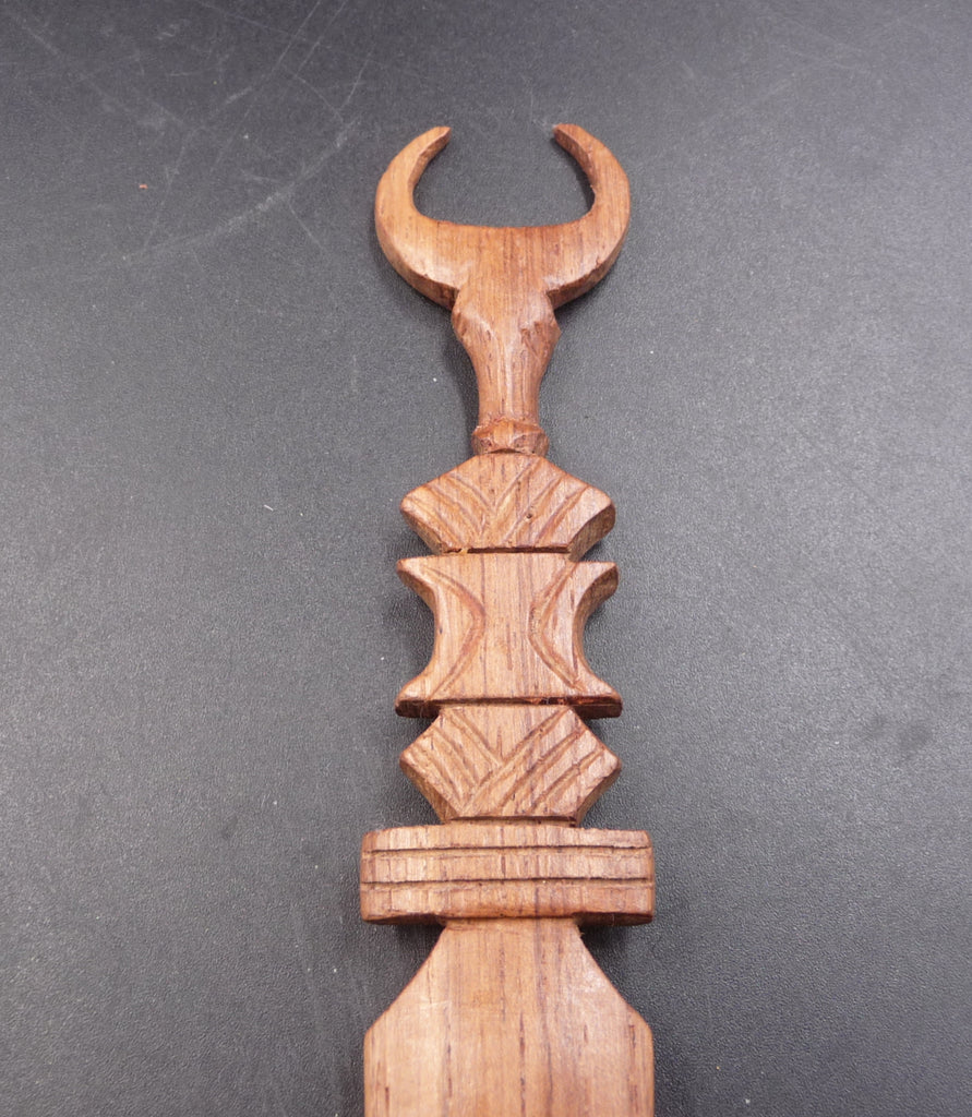 Ouvre-lettre coupe papier tête de zébu en bois sculpté Madagascar