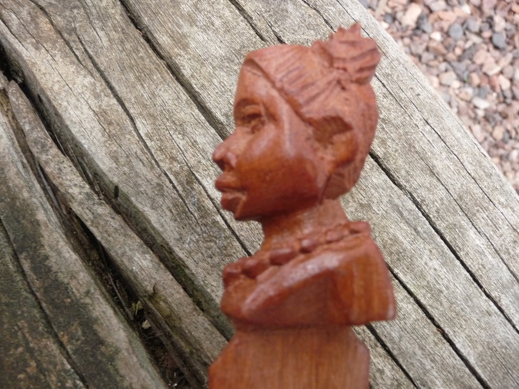 Ouvre-lettre coupe papier ethnique femme Africaine en bois sculpté Madagascar