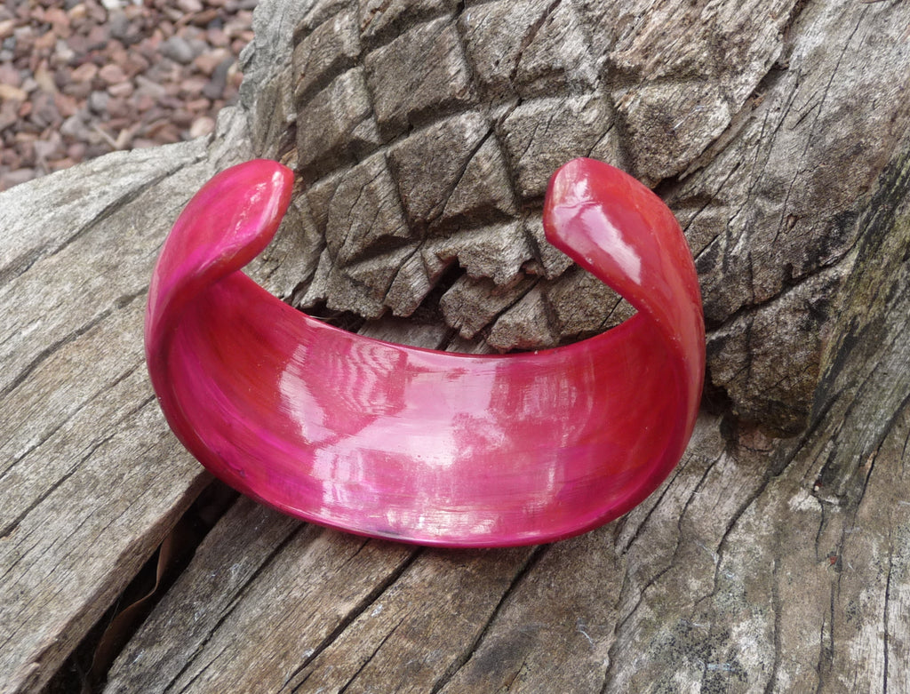 Bracelet KEMBA en corne de zébu rose fuschia Madagascar