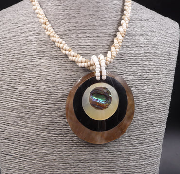 Collier ethnique avec pendentif en nacre abalone