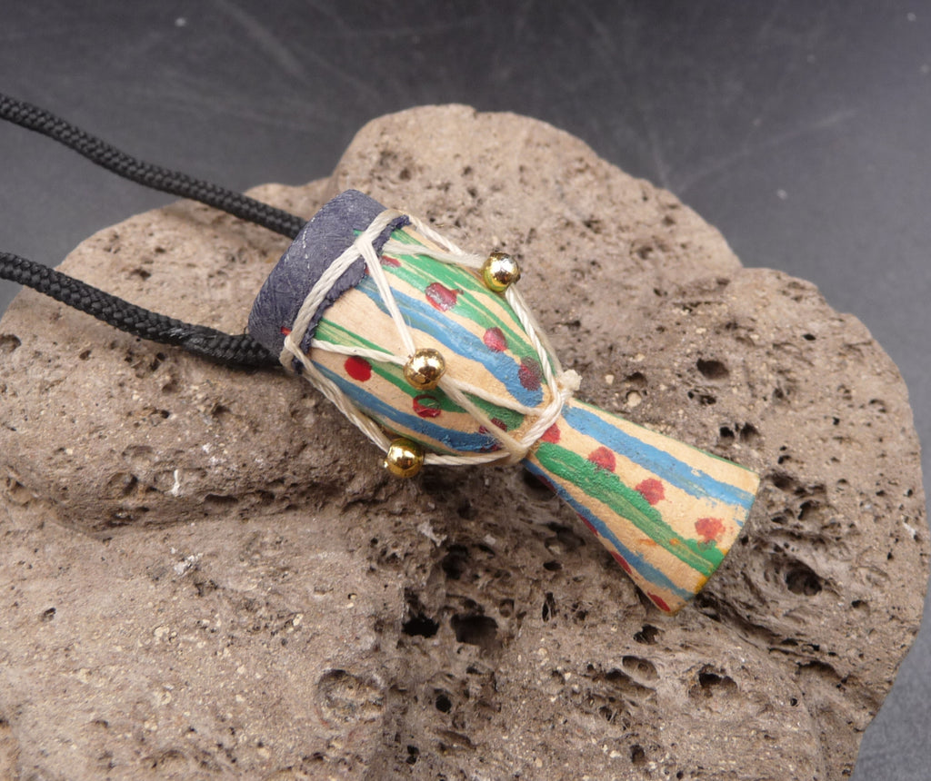Collier avec pendentif en forme de djembé en bois - artisanat Maroc