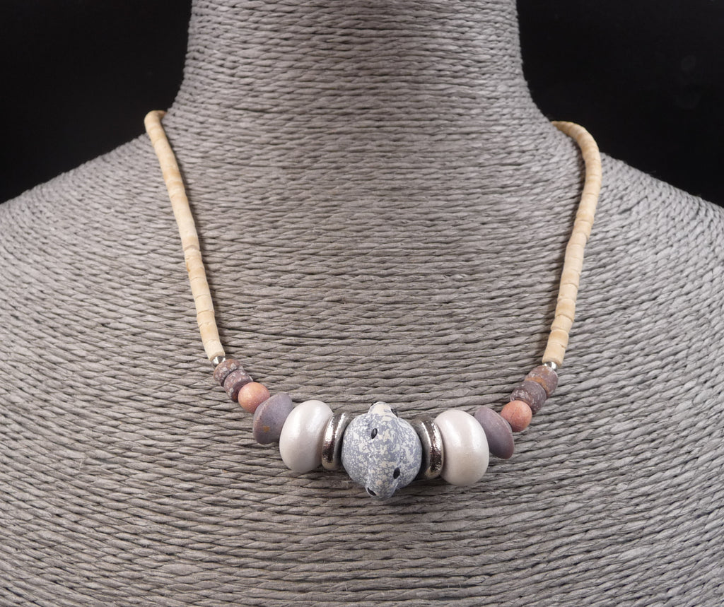 Collier ethnique en perles et coquillages de Tahiti