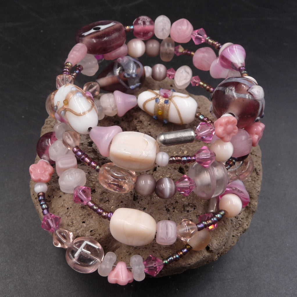 Bracelet multirangs bohème en perles nacrées tons rose poudrés, violets et blancs