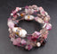 Bracelet multirangs bohème en perles nacrées tons rose poudrés, violets et blancs