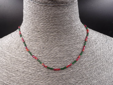 Collier en perles de rocaille rouges et vertes