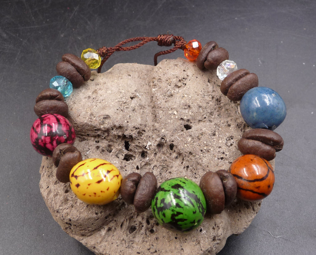 Bracelet ethnique en grains de café et perles multicolores en bois
