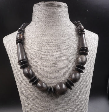 Collier ethnique en bois et os de buffle artisanat du Népal