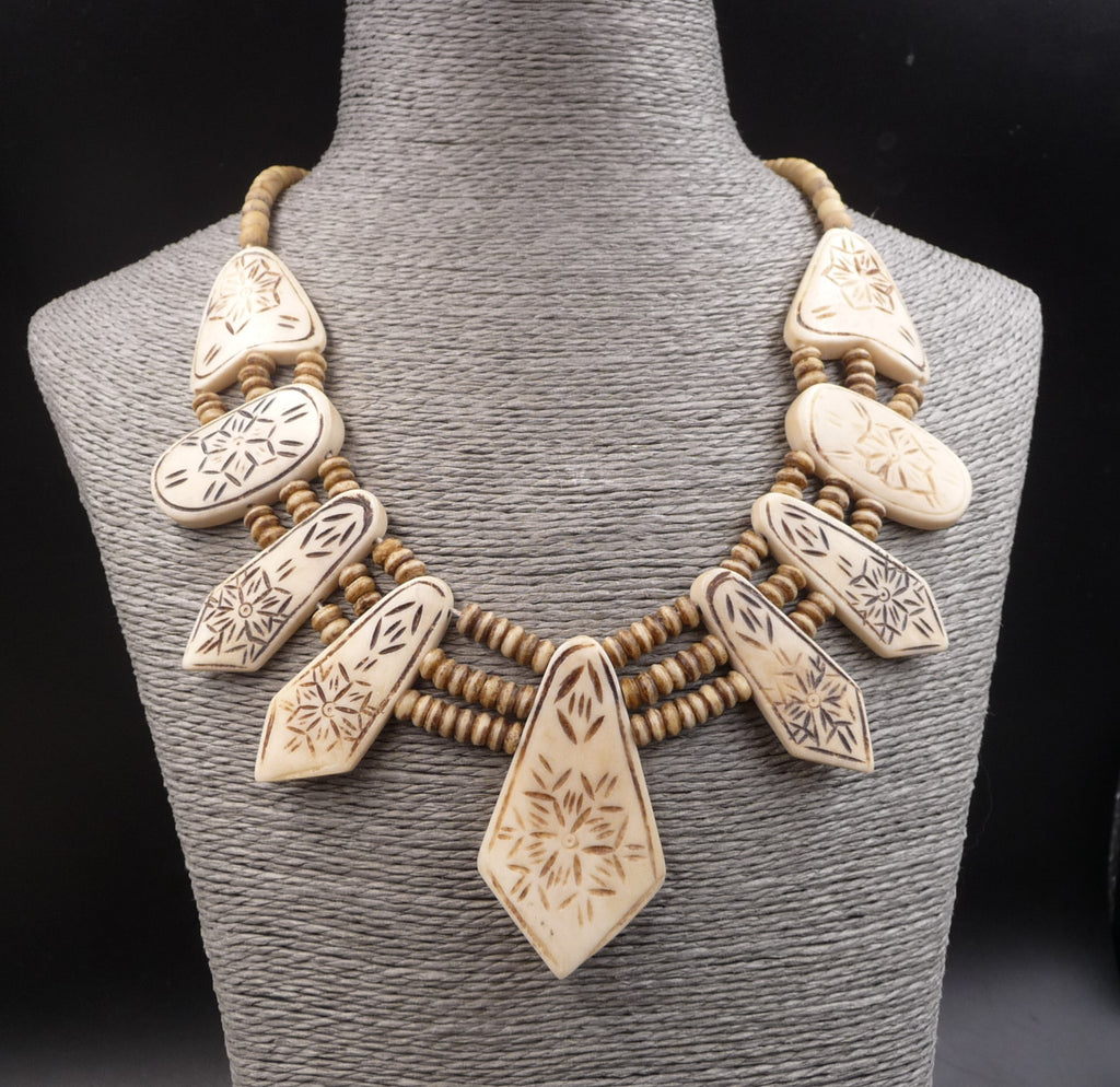 Collier ethnique en os de buffle artisanat du Népal