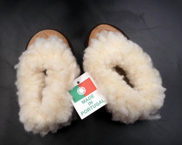 Chaussons pour bébé en écorce de liège et laine synthétique.