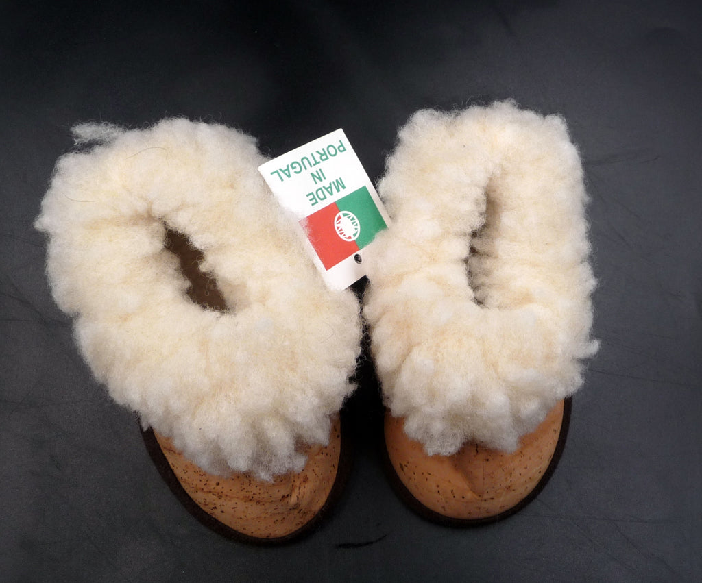 Chaussons pour bébé en écorce de liège et laine synthétique.