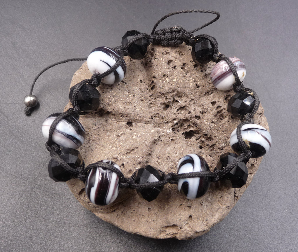 Bracelet "Mathilda" en perles de verre noires et blanches