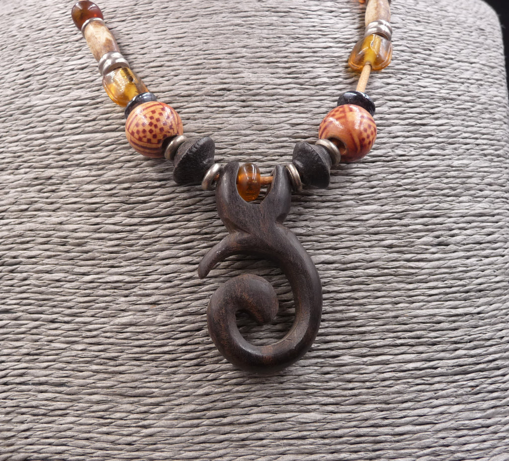 Collier ethnique nature en bois de suar pendentif spirale