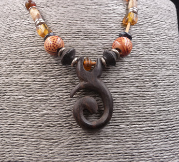 Collier ethnique nature en bois de suar pendentif spirale