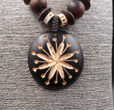 Collier "Putu" avec pendentif en bois de cocotier