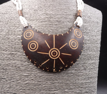 Collier "Saraswati" avec pendentif en bois de cocotier