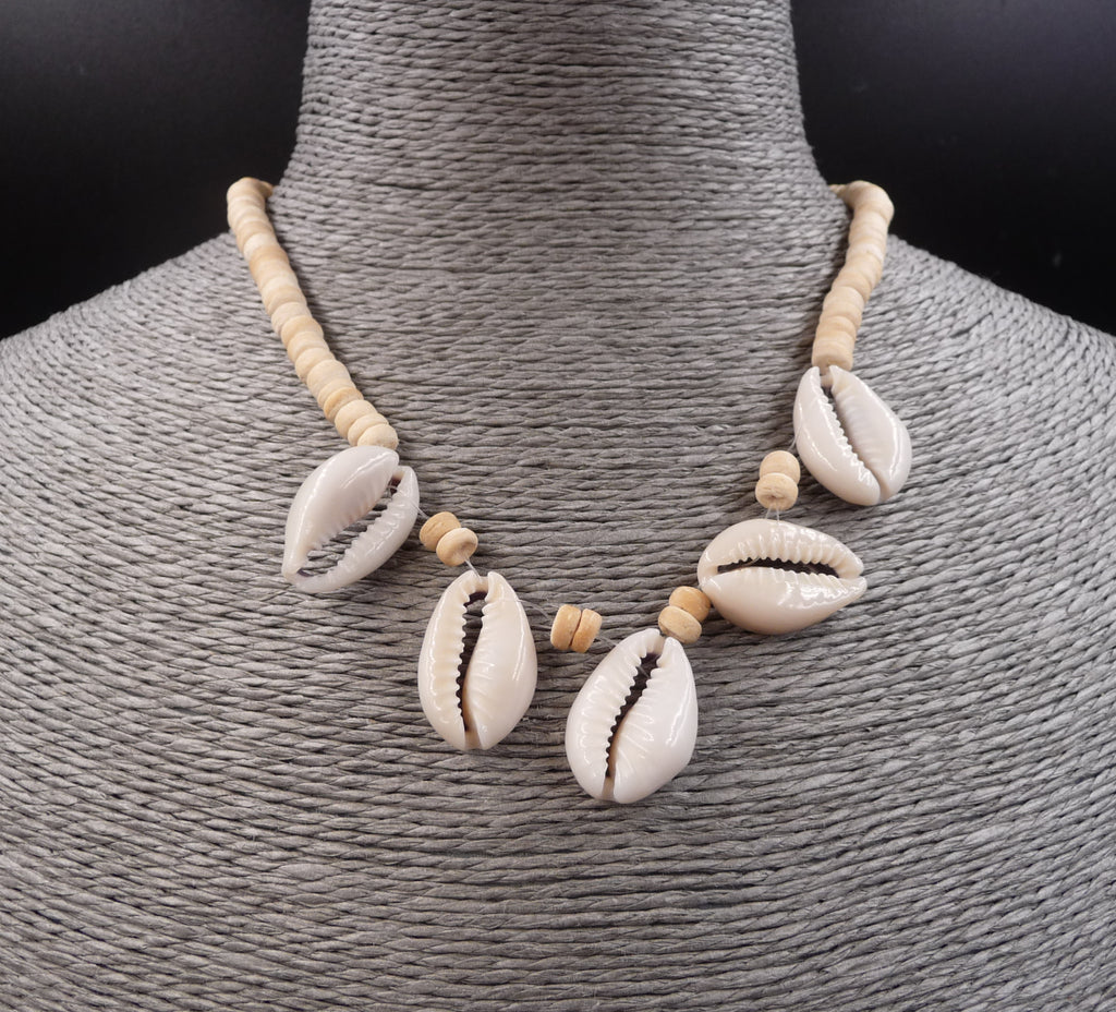 Parure collier et bracelet beige en coquillages cauris naturels – Ethnikdeco Parure collier et bracelet beige en coquillages cauris naturels – Ethnikdeco