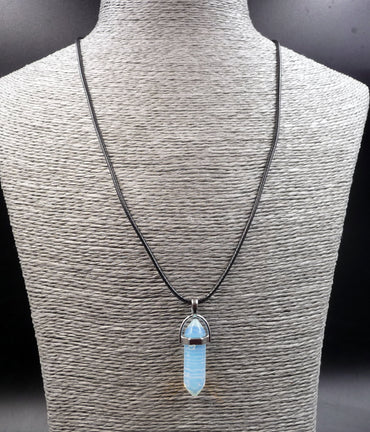 Collier avec pendentif pointe en Opale. Amour, Sensualité, Intuition