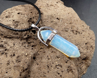 Collier avec pendentif pointe en Opale. Amour, Sensualité, Intuition