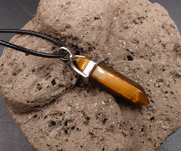 Collier avec pendentif pointe hexagonale en Oeil de Tigre. Protection et Confiance