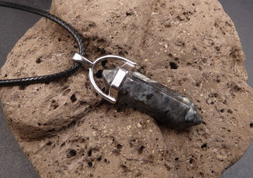 Collier avec pendentif pointe hexagonale en Labradorite naturelle du Canada