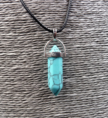Collier avec pendentif pointe hexagonale turquoise. Stabilité et bien-être