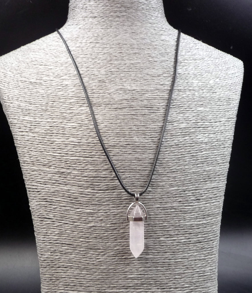 Collier avec pendentif pointe hexagonale en Quartz Rose. Paix et Amour