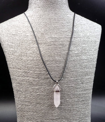Collier avec pendentif pointe hexagonale en Quartz Rose. Paix et Amour