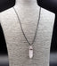 Collier avec pendentif pointe hexagonale en Quartz Rose. Paix et Amour