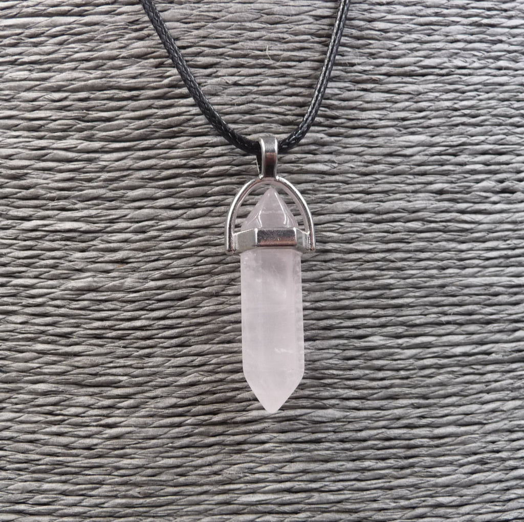 Collier avec pendentif pointe hexagonale en Quartz Rose. Paix et Amour