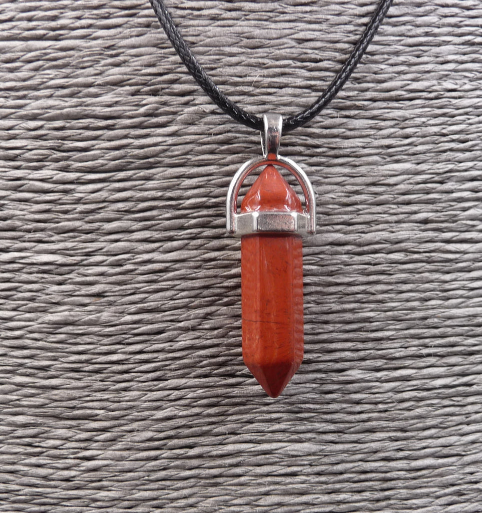 Collier avec pendentif pointe hexagonale en jaspe rouge d'Inde