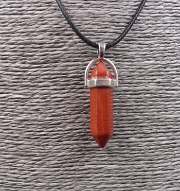 Collier avec pendentif pointe hexagonale en jaspe rouge d'Inde
