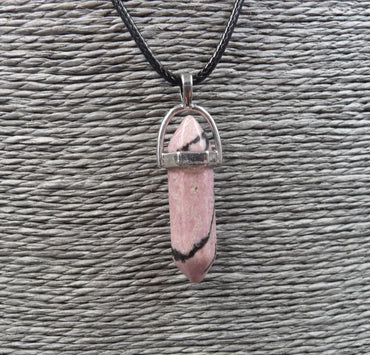 Collier avec pendentif pointe en Rhodonite de Tanzanie - Equilibre et protection