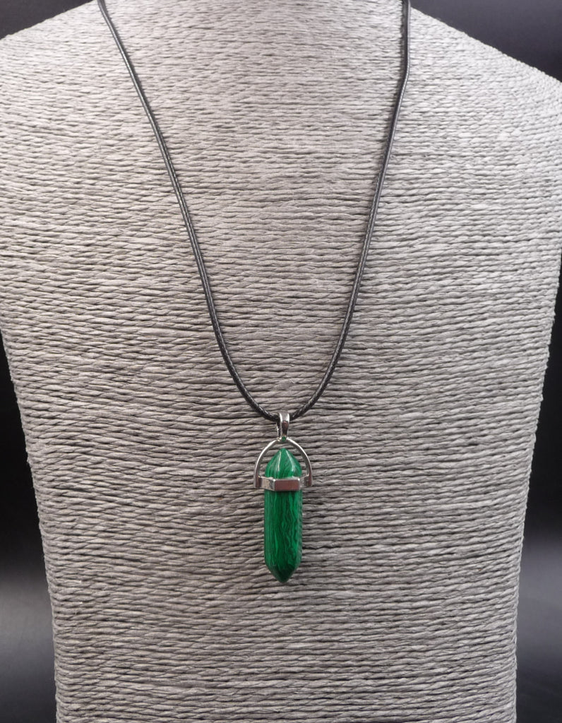 Collier avec pendentif pointe en Malachite. Protection et guérison