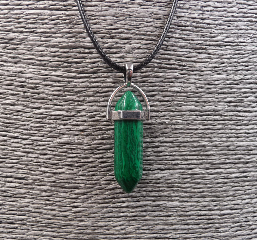 Collier avec pendentif pointe en Malachite. Protection et guérison