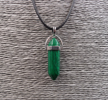 Collier avec pendentif pointe en Malachite. Protection et guérison