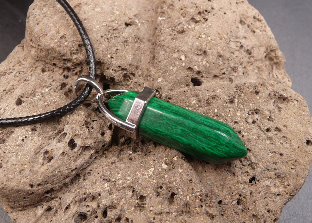 Collier avec pendentif pointe en Malachite. Protection et guérison